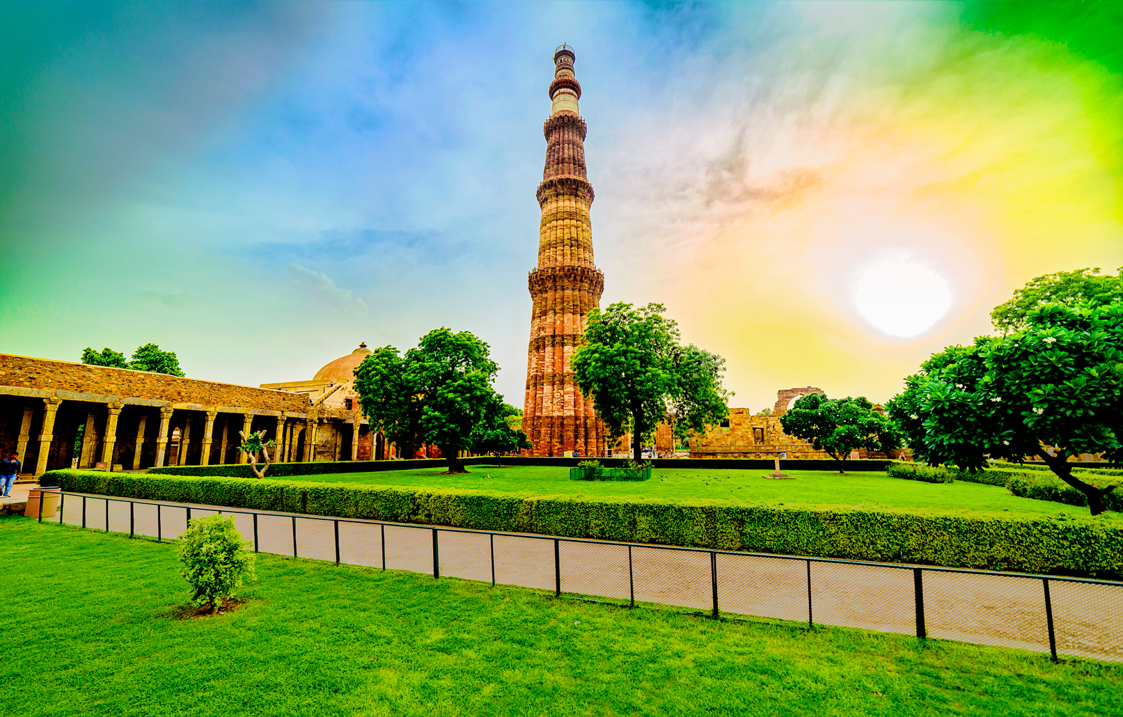 Qutub_Minar_at_sunset_in_August