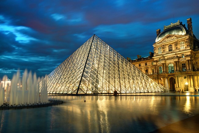 france-paris-louvre-at-night